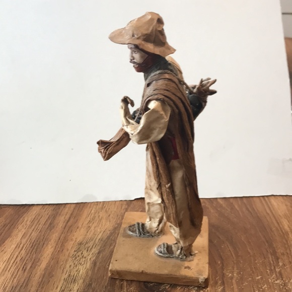 Handcrafted paper mache Costa Rican farmer bringing home days crop - Picture 6 of 12